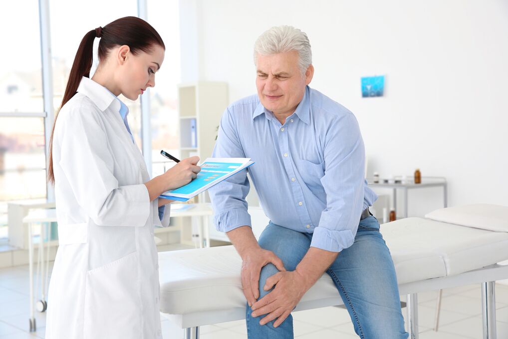 Un médico prescribe un tratamiento a un paciente con osteoartritis de la articulación de la rodilla